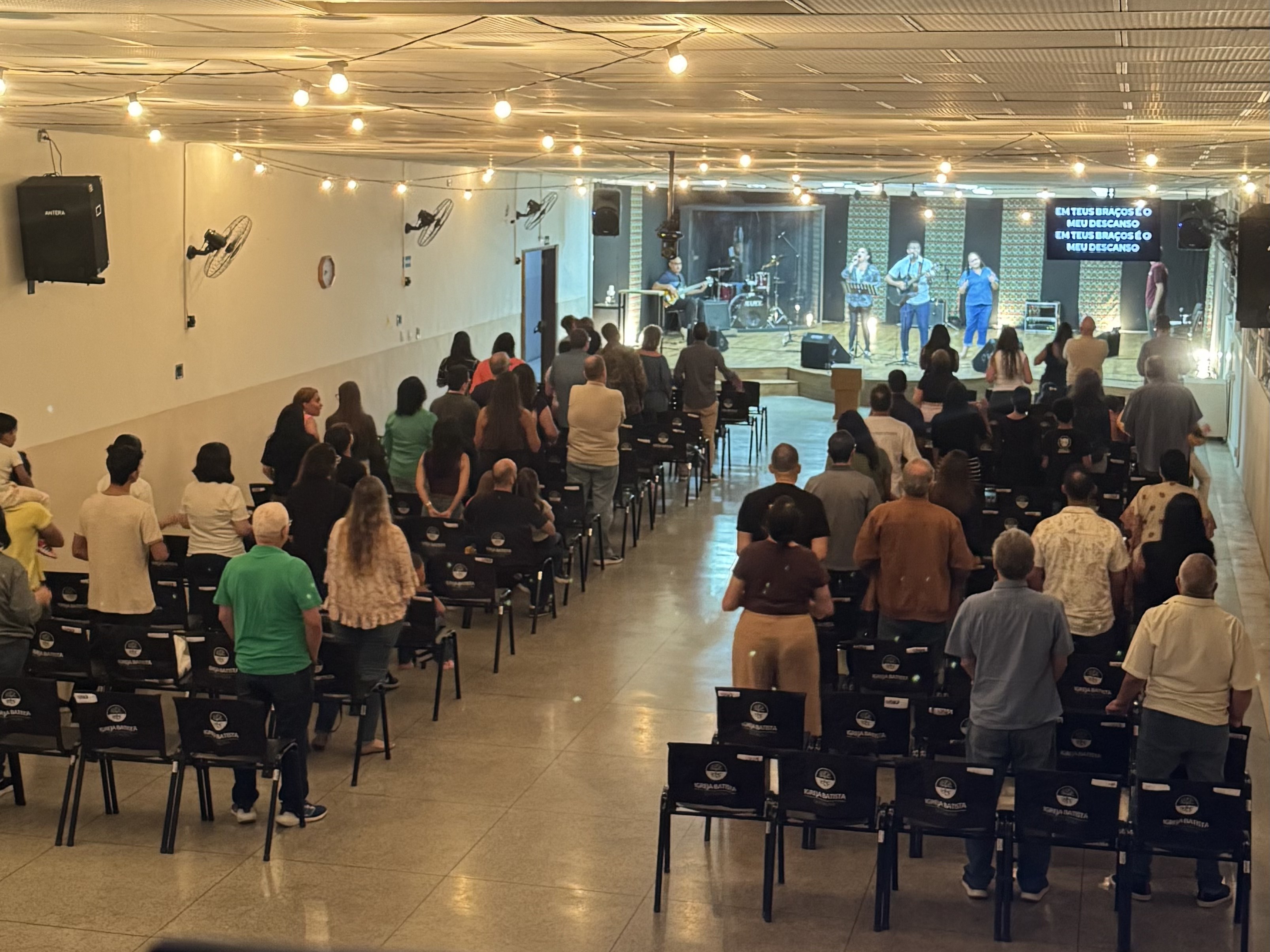 Comunidade da IBQ reunida em culto